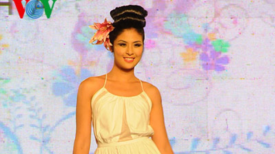 Miss Vietnam 2010 shines at Fashion Week