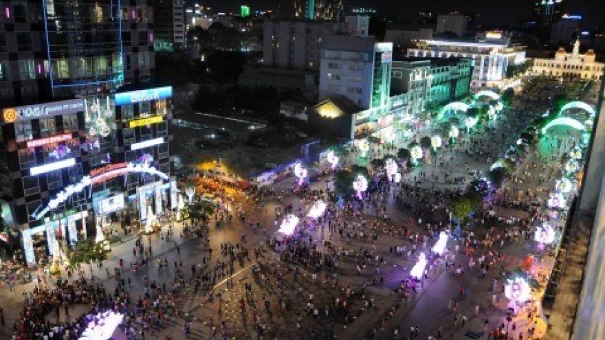 
        HCM City considers LED lights, wi-fi for Pedestrian Street
                              
