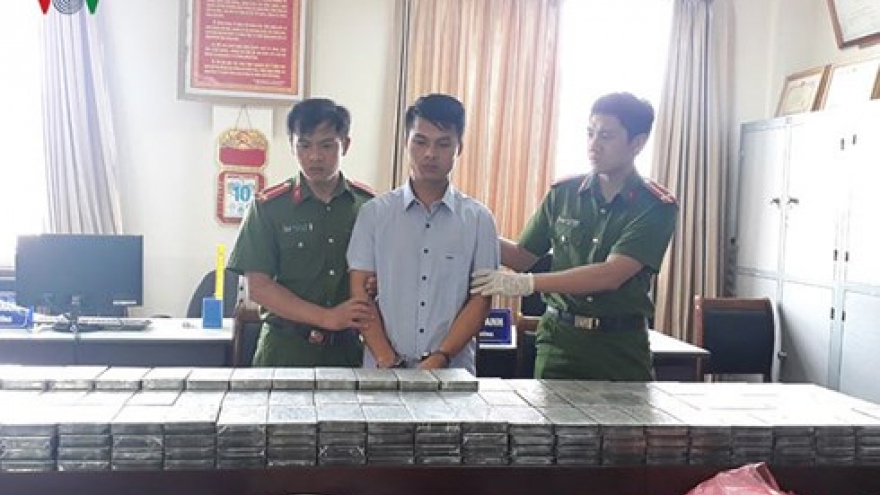 Lao Cai police seize hundreds of bricks of heroin