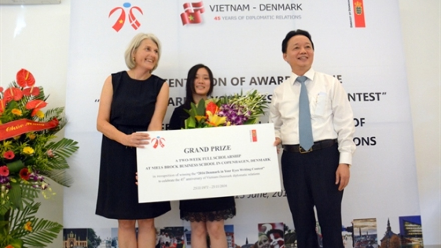 Hanoi 9th grader wows Danes