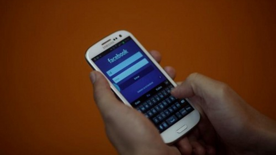 Mobile carrier allows users to access Facebook at no data cost