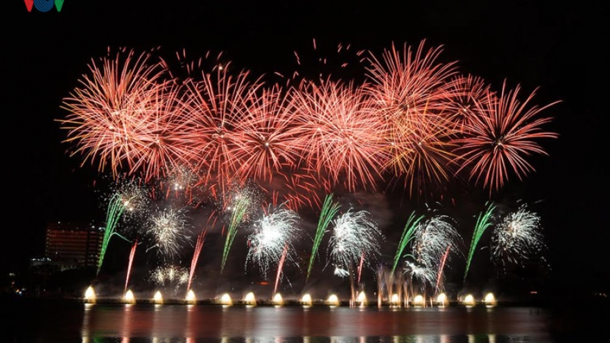 May Day fireworks over Han River dazzle crowds in Danang 