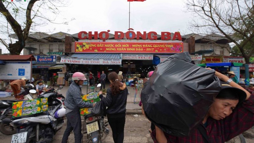 Dong Ba Market bustling with activity as Tet drawing near