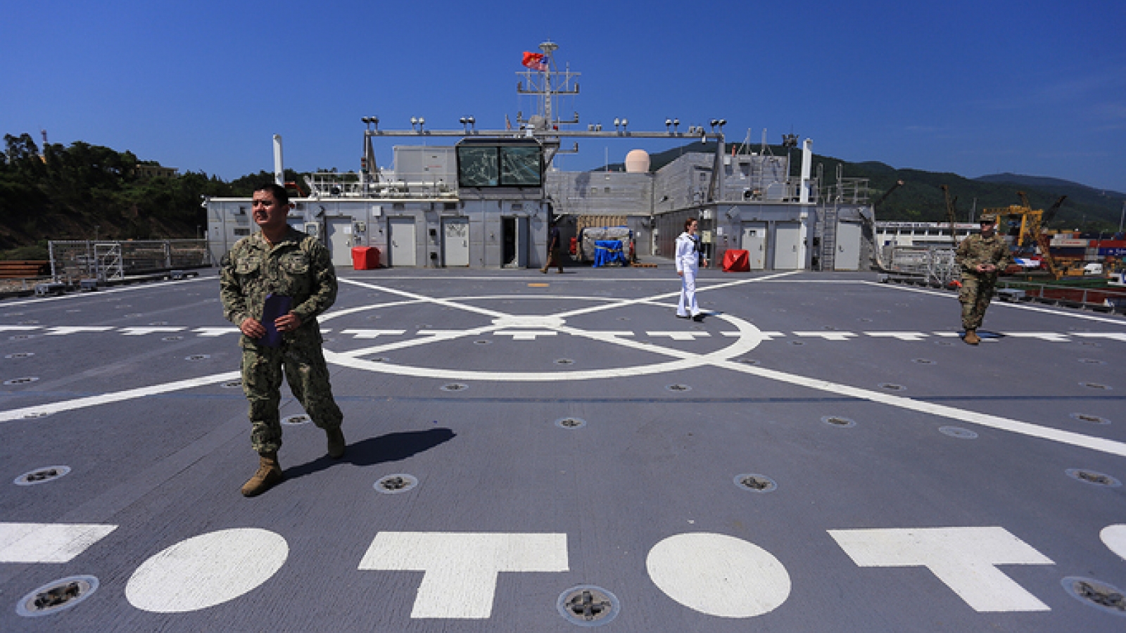 US naval ship docks at Tien Sa Port