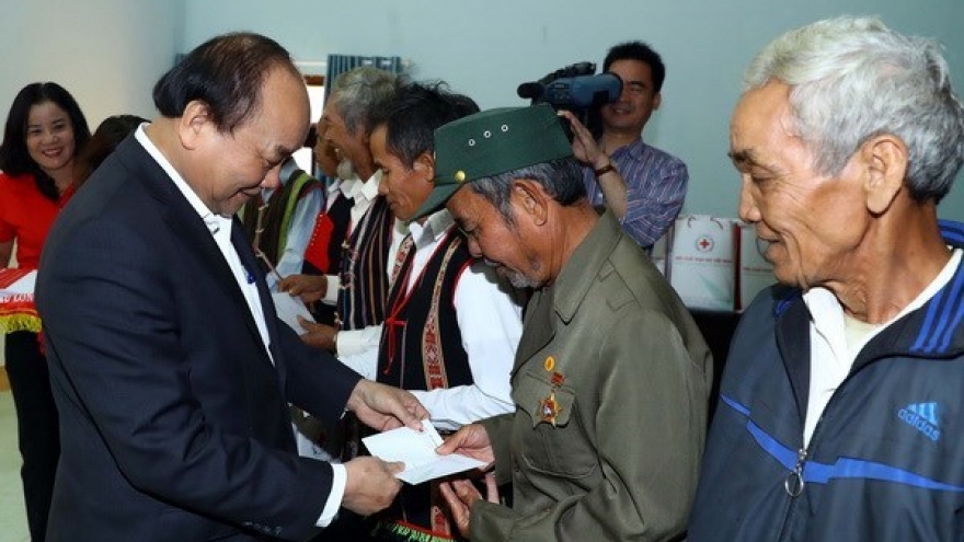 PM presents Tet gifts to poor ethnic households in Dak Nong