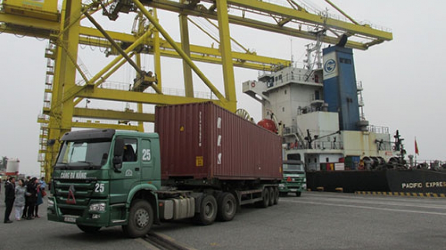 
        Danang port handles first cargo of 2014
                              