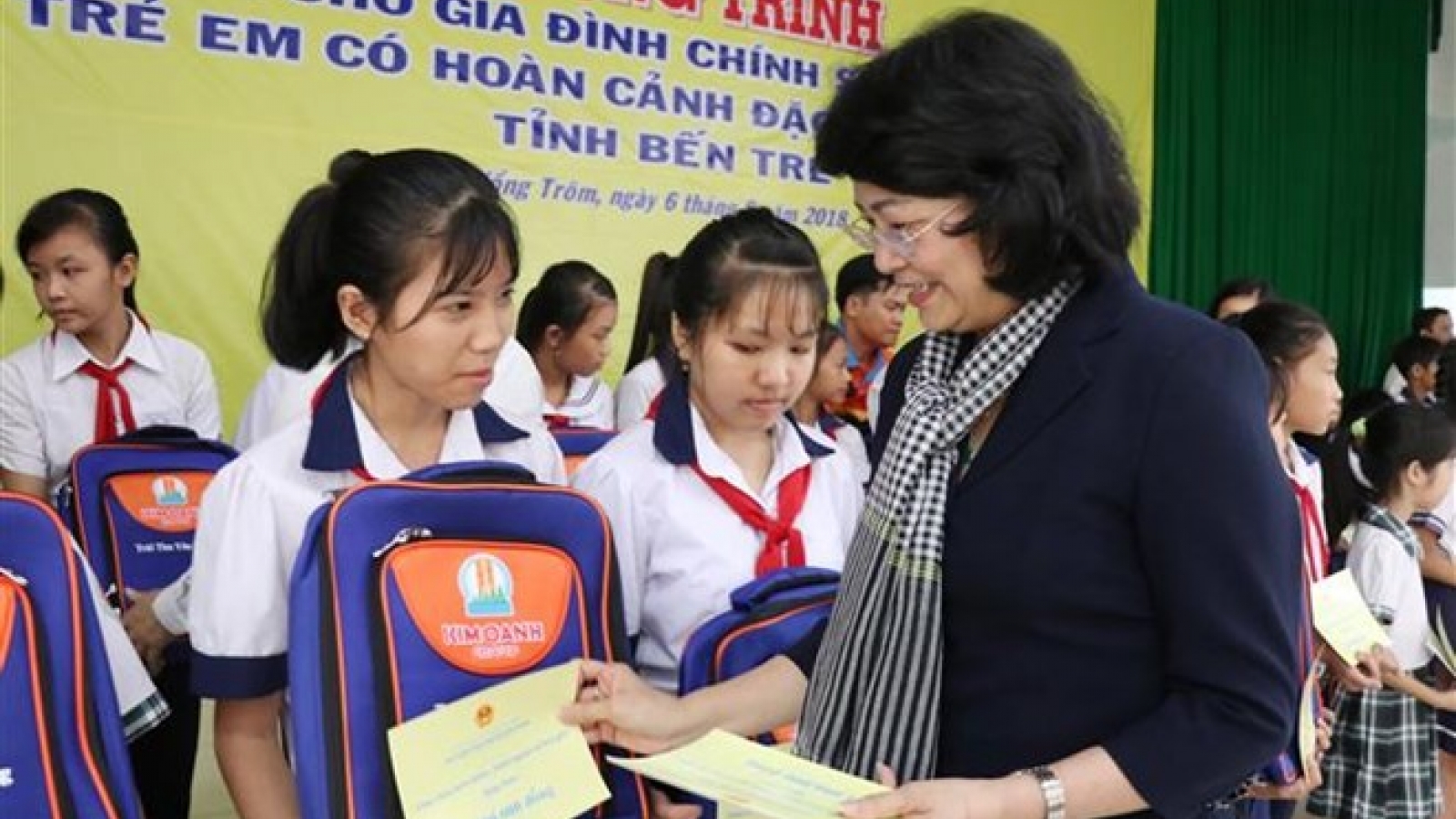 Vice President presents gifts to disadvantaged families, children
