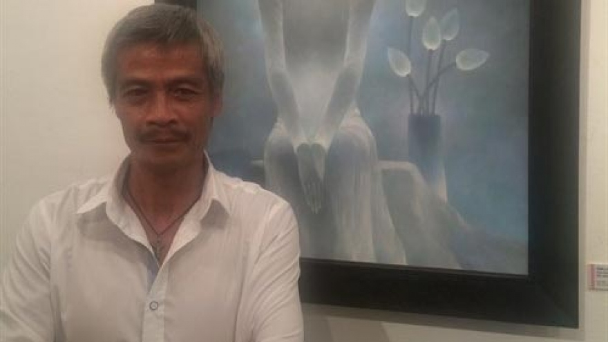 Painter inspired by Vietnamese women wearing ao dai