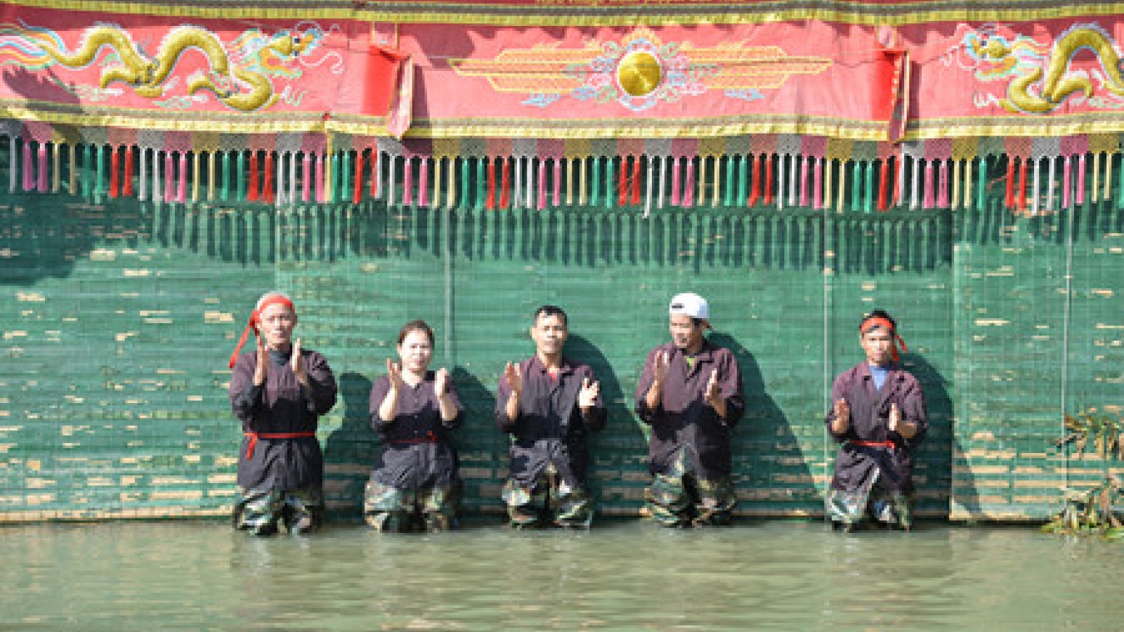 Dao Thuc village water puppetry lures visitors