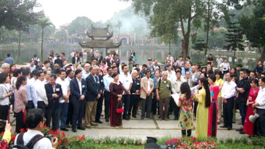 Int'l delegates participate in friendship spring tour