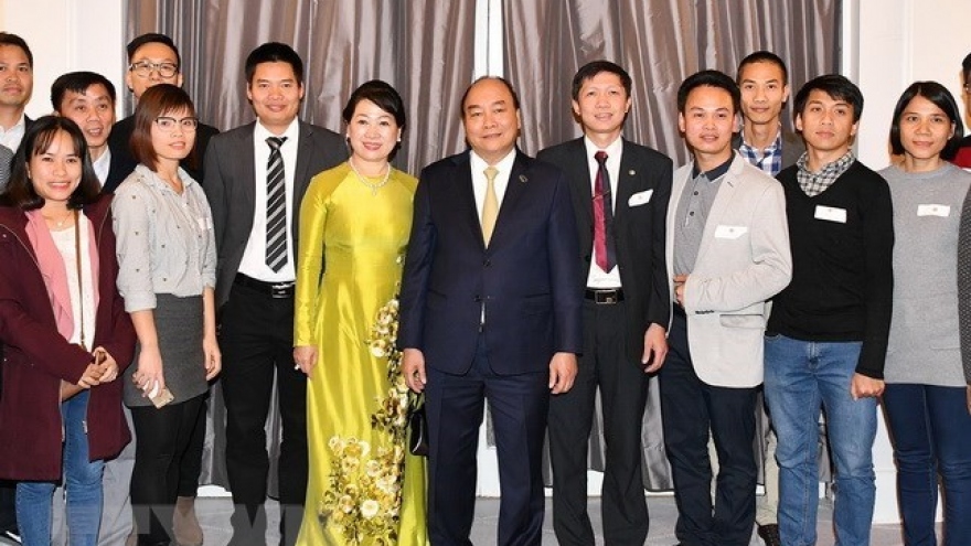 PM meets with Vietnamese expats in Denmark