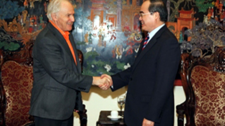 Nobel Prize winner Kroto visits Vietnam