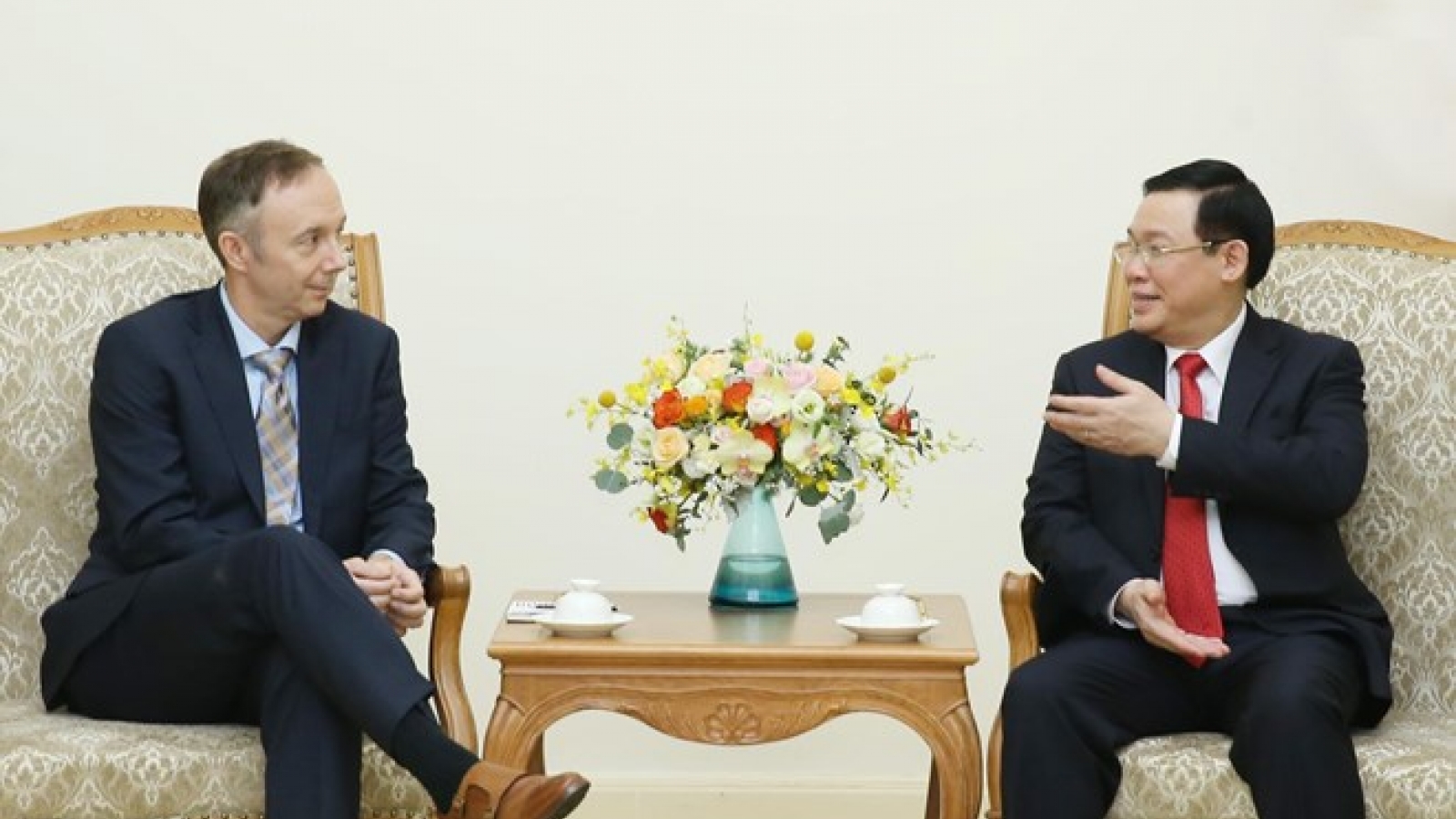 Deputy PM Vuong Dinh Hue receives Nike Vice Chairman