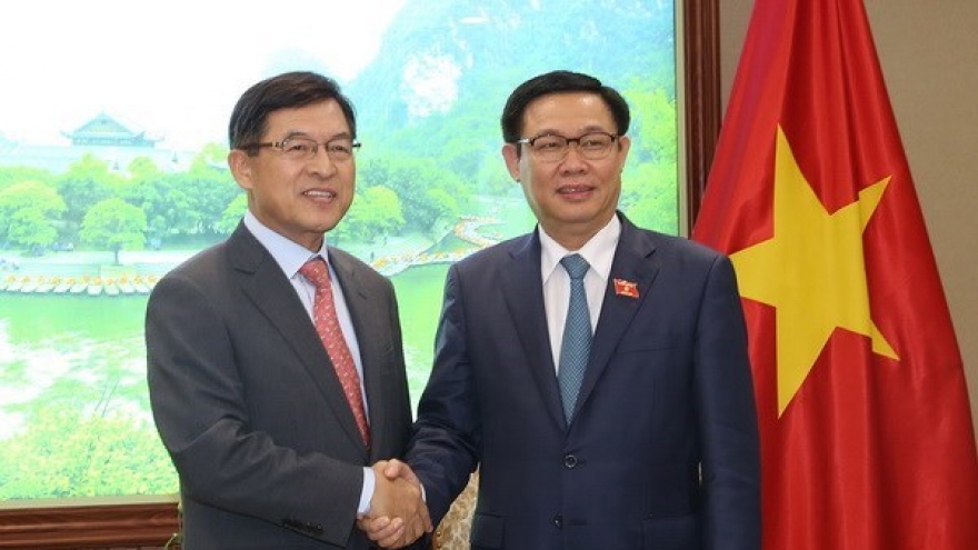 Deputy PM Vuong Dinh Hue meets with Samsung Vietnam leader