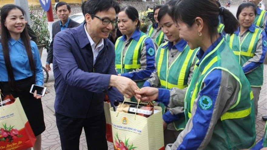 Deputy PM presents gifts to workers in Bac Giang