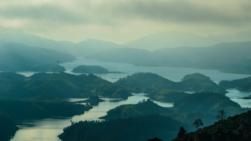 
        Discover a Ha Long bay in Dak Nong, Central Highlands
                          
                      