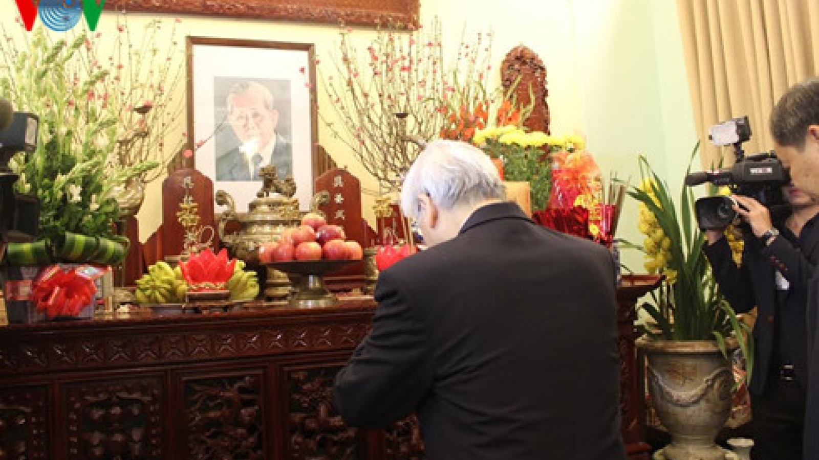 Party chief pays Tet visit to former Party, State leaders