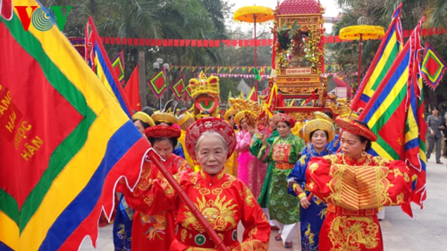 Thousands celebrate Dong Da festival