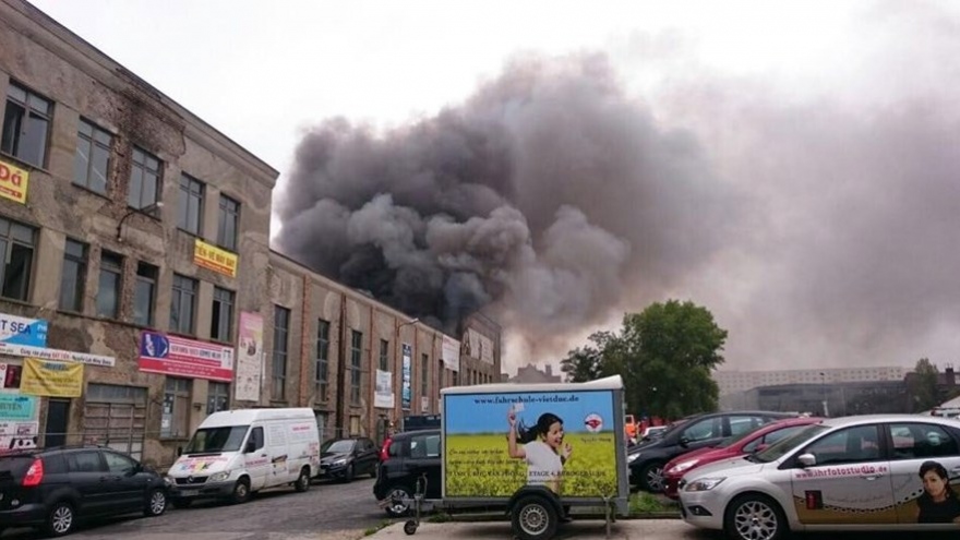 Fire engulfs Dong Xuan market in Berlin