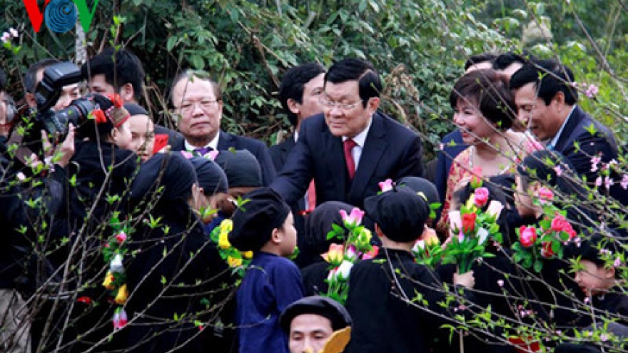 
        President attends Spring festival of ethnic groups
                              