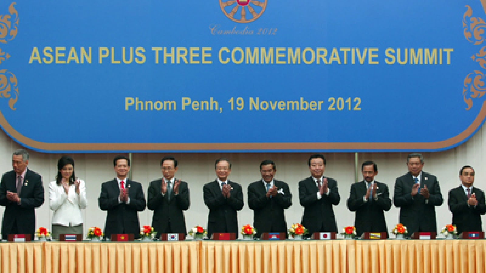 PM Nguyen Tan Dung talks with Singapore businesses