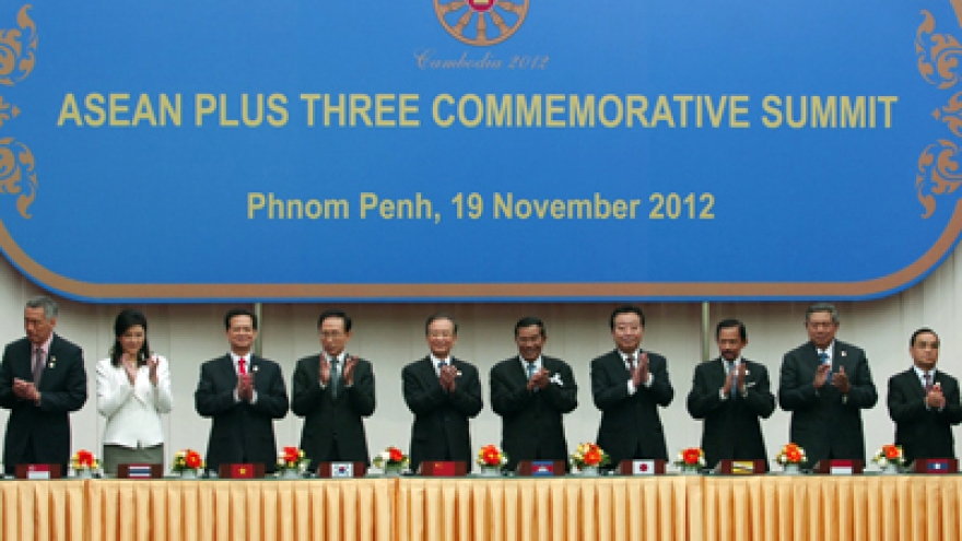PM Nguyen Tan Dung talks with Singapore businesses