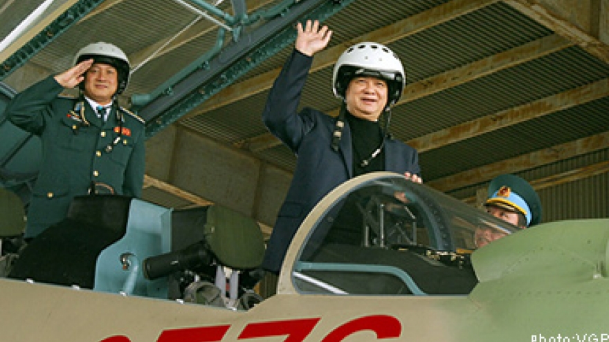 PM Dung visits Air Force Regiment