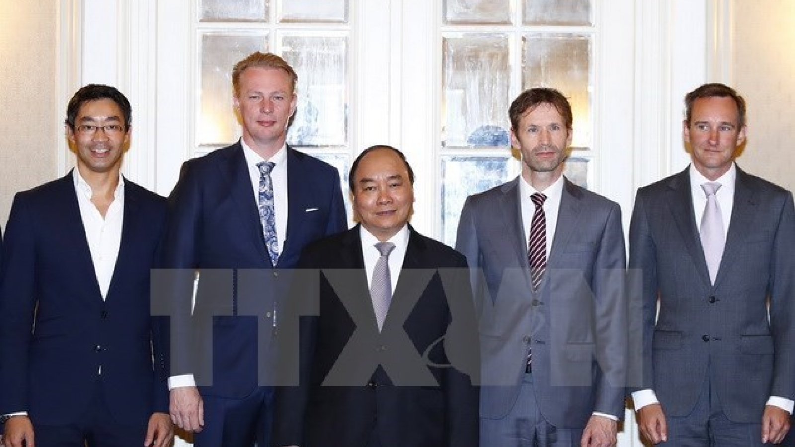 Prime Minister Phuc meets with Dutch investors