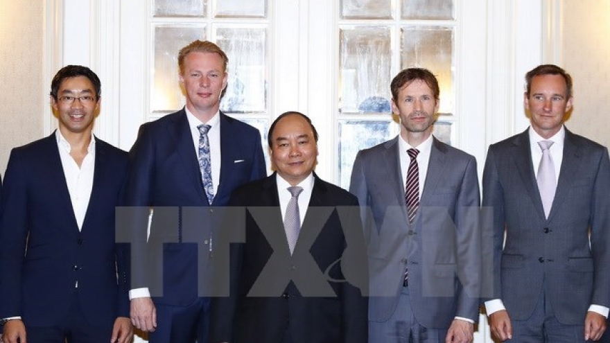 Prime Minister Phuc meets with Dutch investors