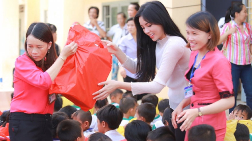 Ky Duyen presents gifts to the poor in border area 