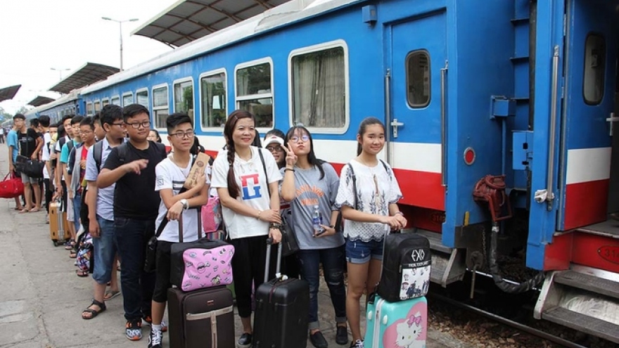 All aboard: Fast train service from Vinh City to Hanoi begins 