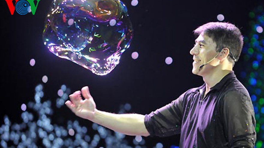 Renowned bubble magician proud of his half Vietnamese blood