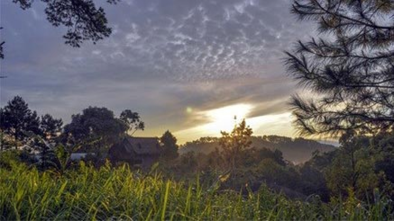 Elephant Mountain gifts tourists lasting memories of peaks, falls