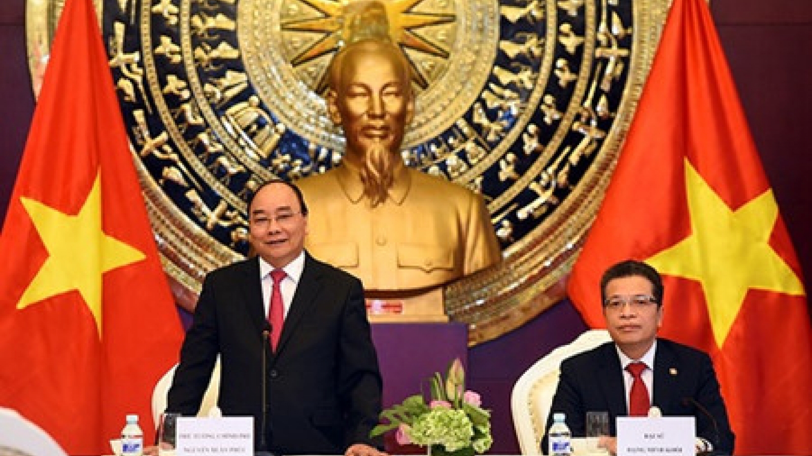 Government leader meets Embassy staff, OVs in Beijing