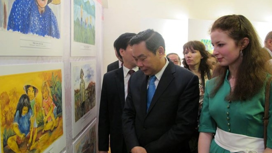 Exhibition displays children’s paintings on Vietnam and Russia