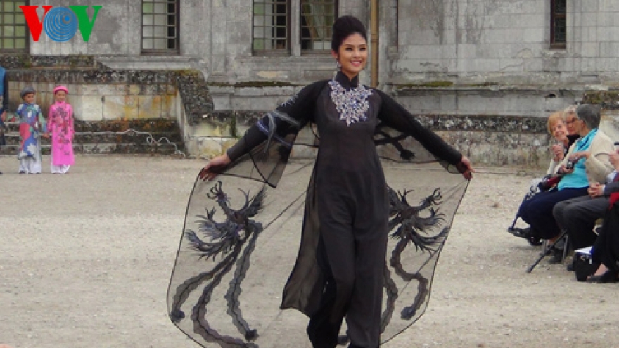 Vietnamese Ao Dai shown at Chambord