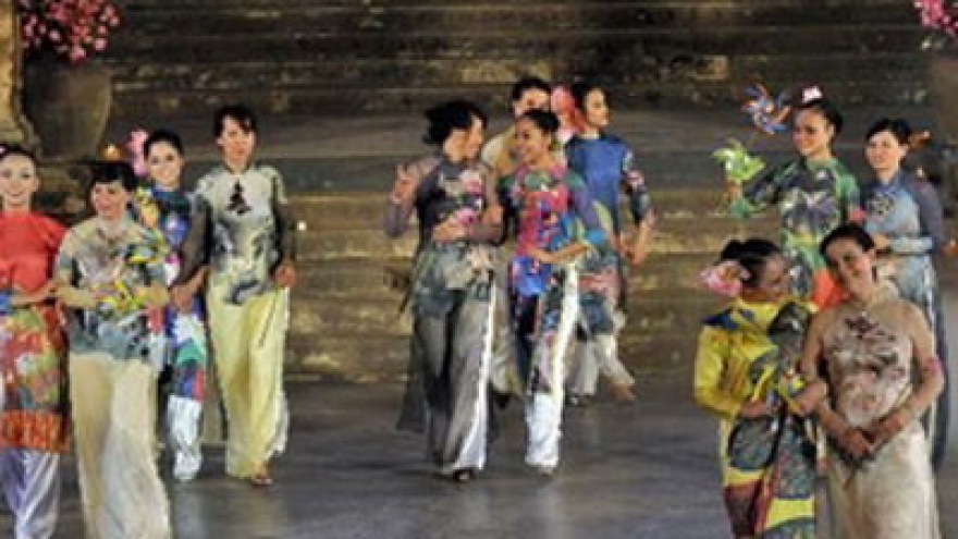 Foreign art troupes register for Festival Hue 2014  