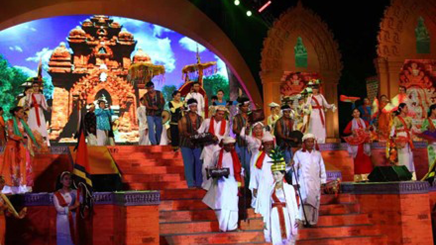 Festival celebrates Cham culture