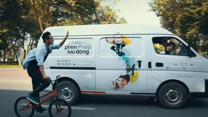 
        Touring French film screenings through Vietnam
                              