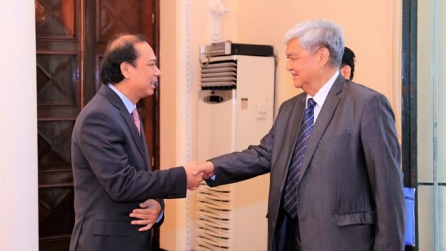 Deputy FM greets Philippine, Chinese guests