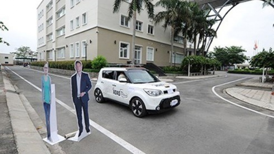 
        FPT Software allowed to pilot self-driving car
                              