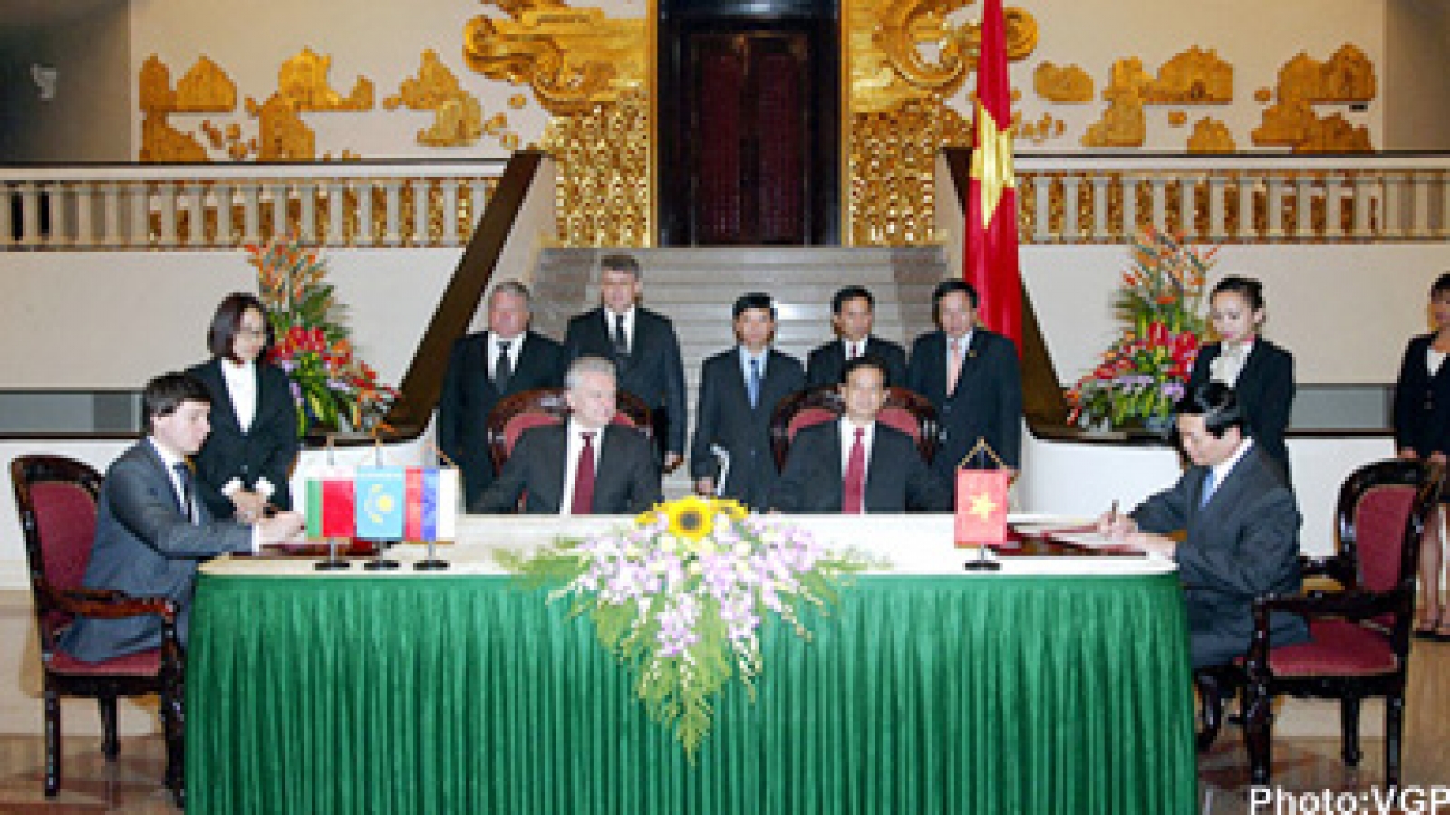 How wide should Vietnam open the door?