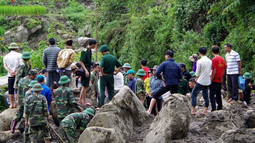 Soldiers, police support Lai Chau flood victims