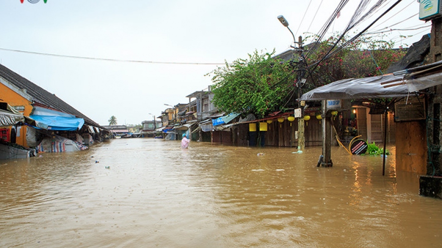 Da Nang, Quang Nam tackle severe flooding