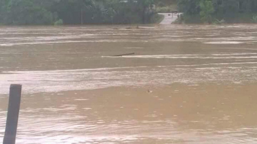 Flooding leaves many Nghe An communes inaccessible 