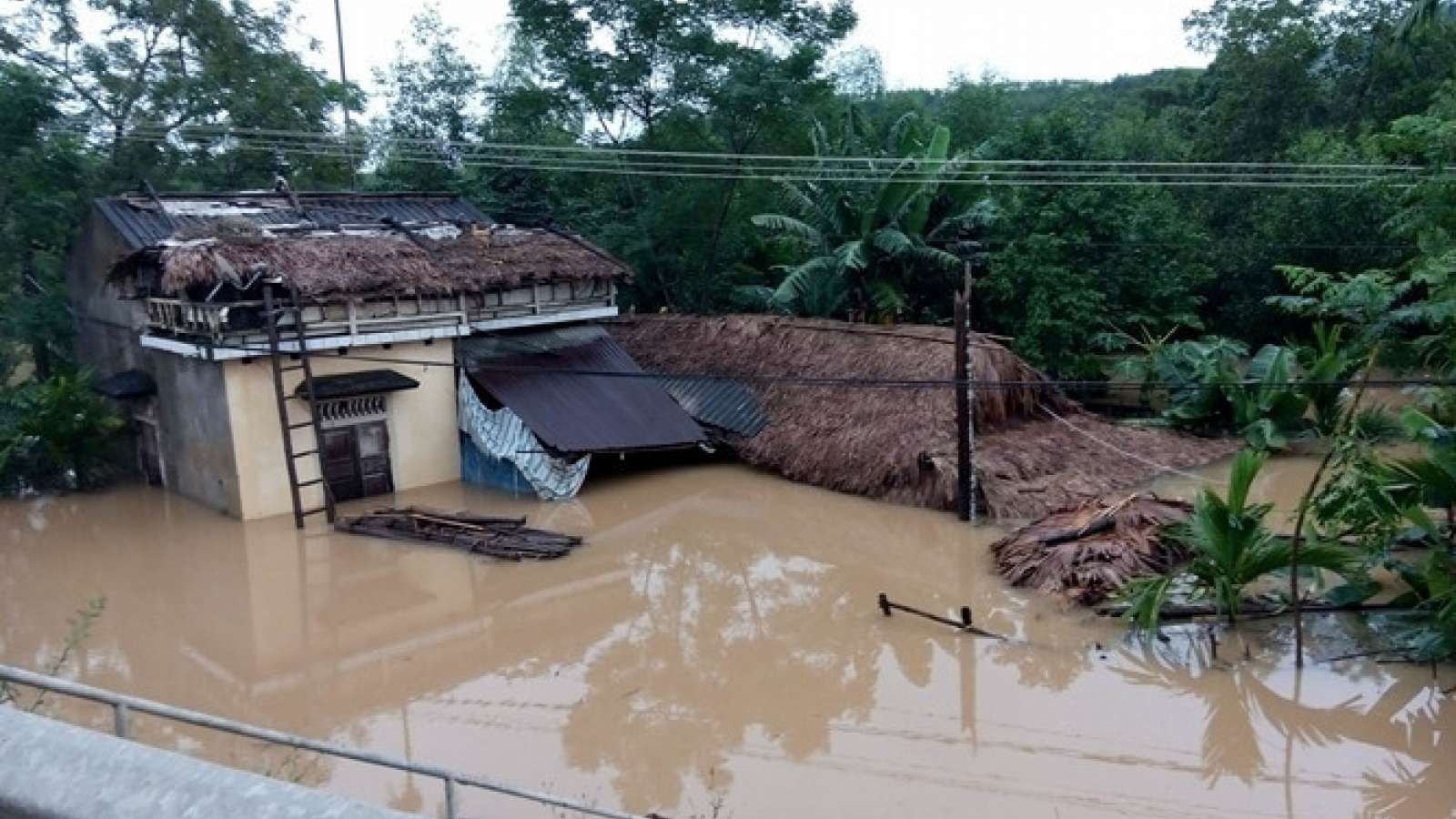 Devastating flood ravages central provinces