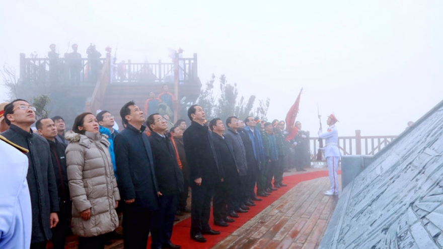 Vietnam raises national flag atop Fansipan mountain 