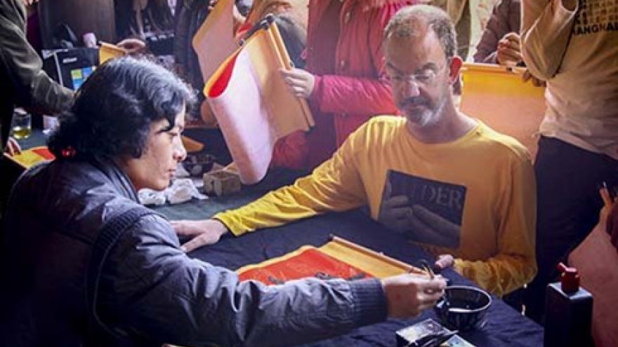
        Foreigners keen on Vietnam calligraphy arts
                              