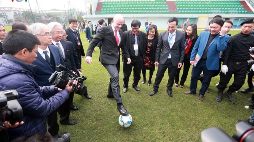 FIFA president pledges to support growth of football in Vietnam