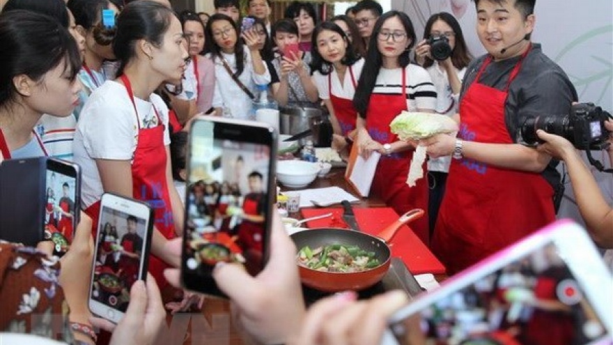Famous Korean chef promotes cuisine in Vietnam